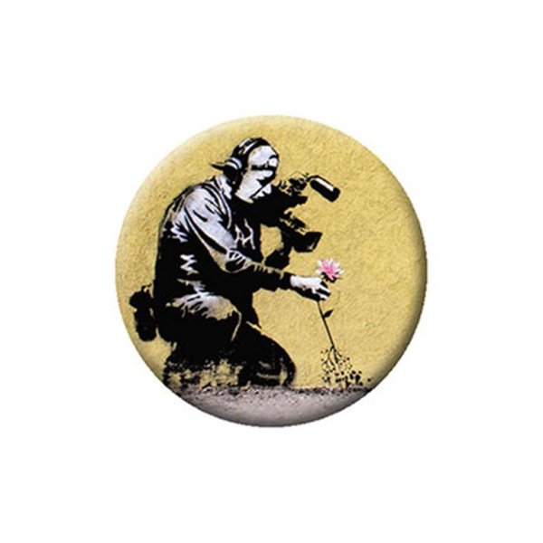 画像1: Banksy 缶バッジ バンクシー Flower Puller (1)