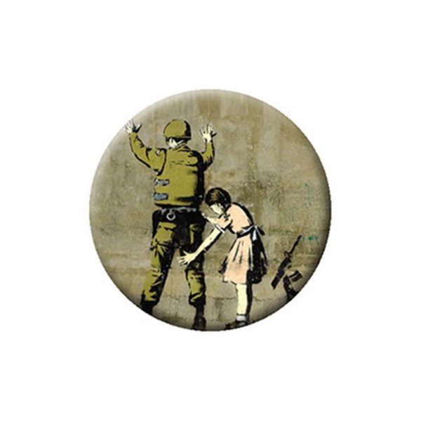 画像1: Banksy 缶バッジ バンクシー Girl Frisking Soldier (1)