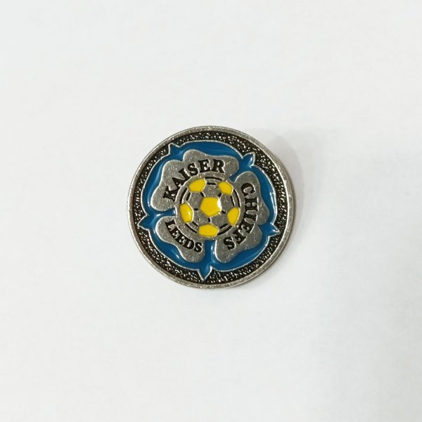 画像1: Kaiser Chiefs メタルピンバッジ カイザー・チーフス Leeds Soccer Ball Enamel Pin (1)
